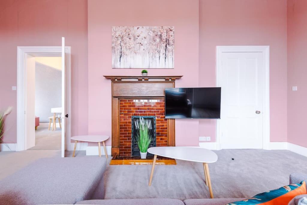 Pink Palace - Central Apartment Chester Luaran gambar