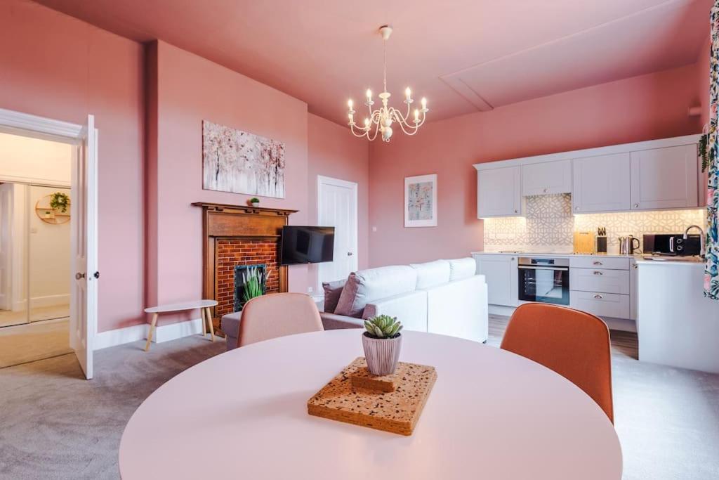 Pink Palace - Central Apartment Chester Luaran gambar