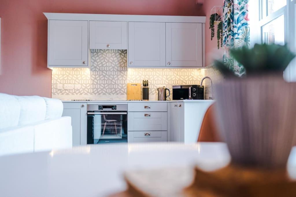 Pink Palace - Central Apartment Chester Luaran gambar