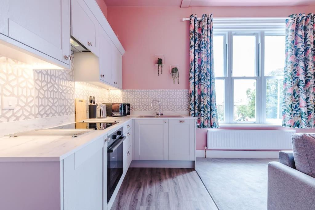 Pink Palace - Central Apartment Chester Luaran gambar