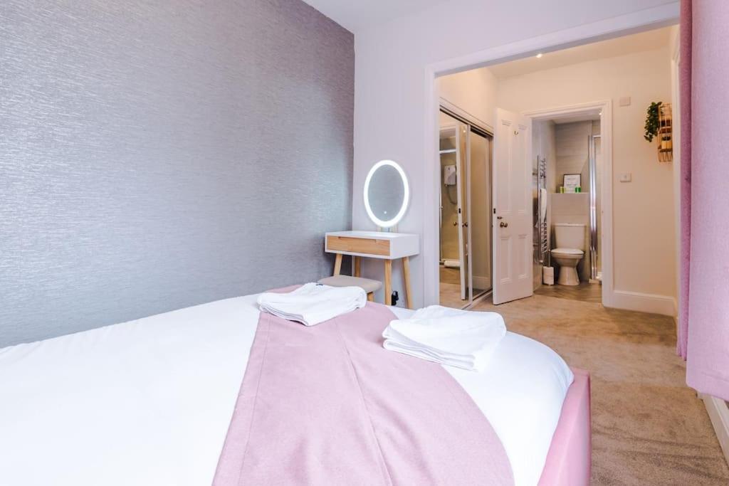 Pink Palace - Central Apartment Chester Luaran gambar