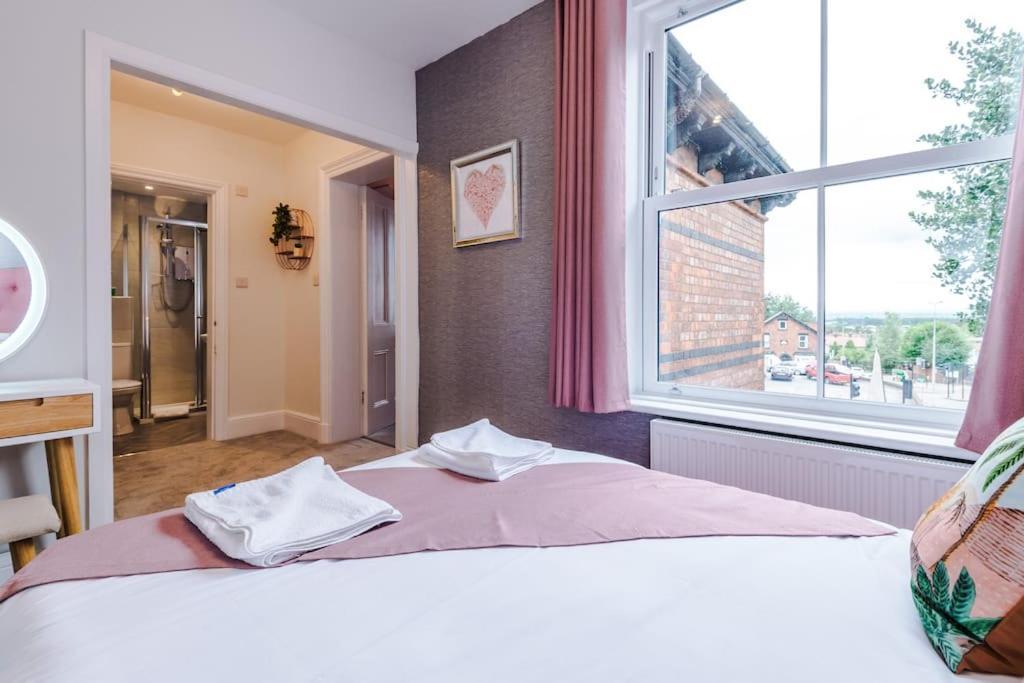 Pink Palace - Central Apartment Chester Luaran gambar